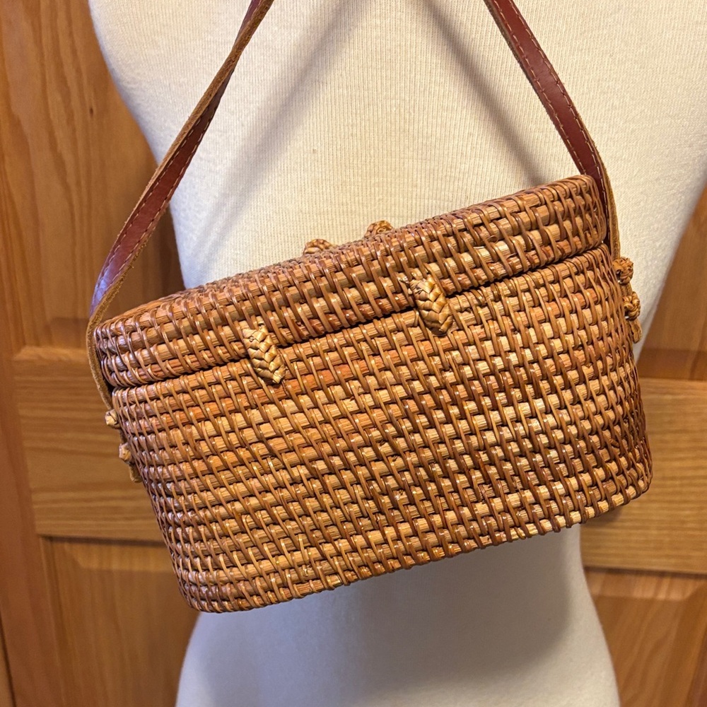 Handwoven Rattan Shoulder Bag in Natural Brown - Picture 4 of 5